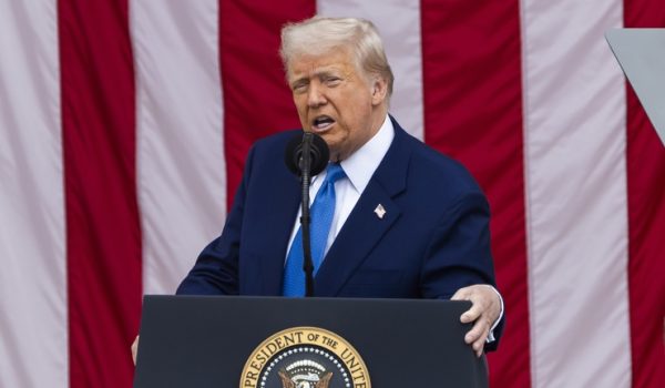 Trump planea eliminar permisos de trabajo para solicitantes de asilo en EE. UU.