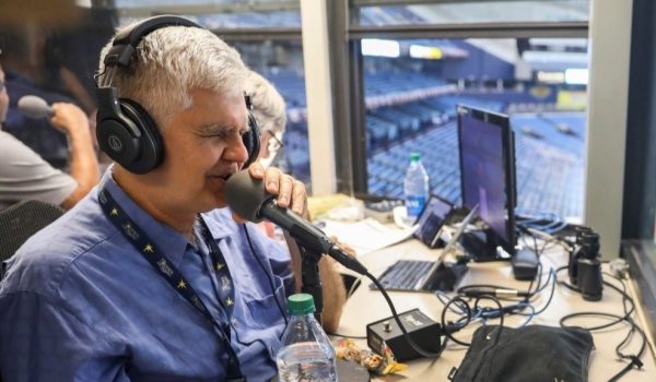 Enrique Oliú, el nicaragüense ciego que comenta los partidos de los Tampa Bay Rays 