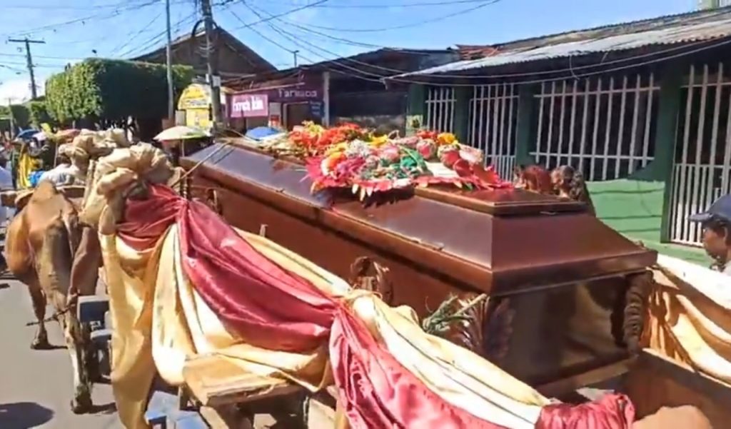 En una carreta jalada por bueyes fue llevado el ataúd de Cristian Ruiz hacia el cementerio. LA PRENSA/Redes sociales