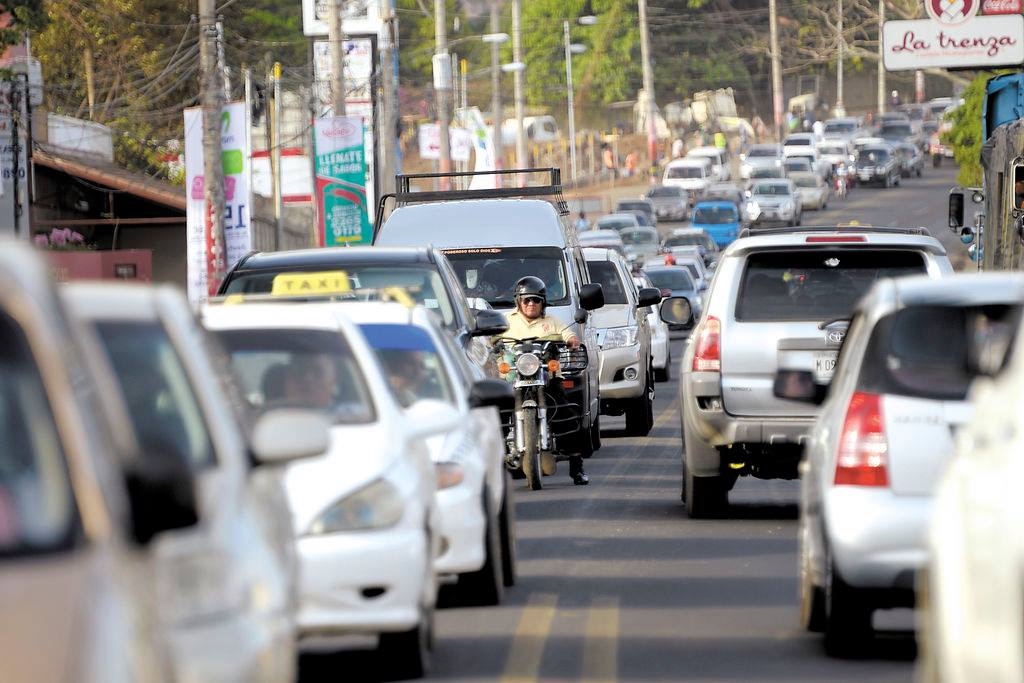 Más de 800,000 vehículos circulan a diario en  Managua, junto a 500,00 motocicletas, según datos oficiales. LA PRENSA/ARCHIVO