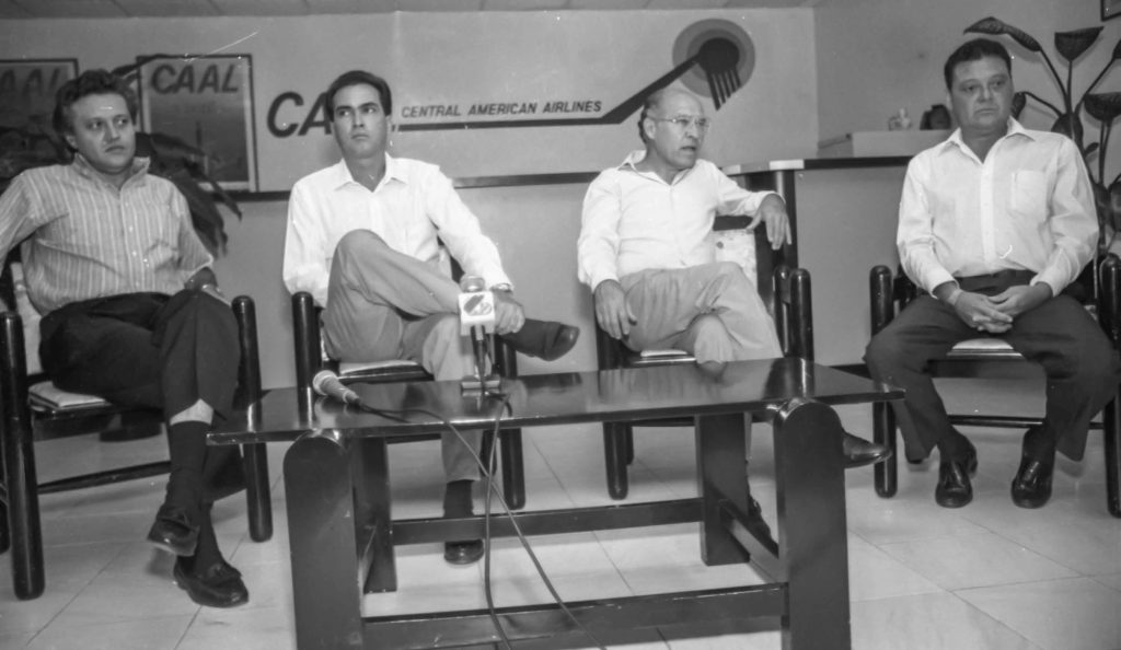 Herty Lewites, junto a sus socios de la aerolínea CAAL, fracasada a inicios de los años 90. LA PRENSA/ARCHIVO