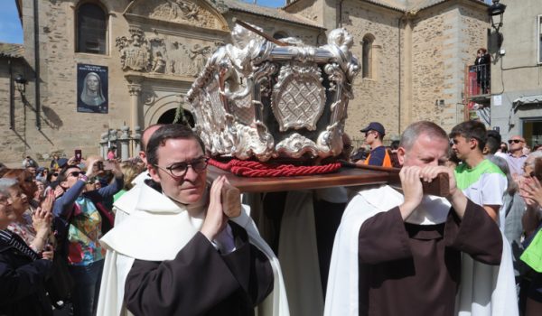 Los restos de Santa Teresa salen a las calles de Alba antes de regresar a su sepulcro