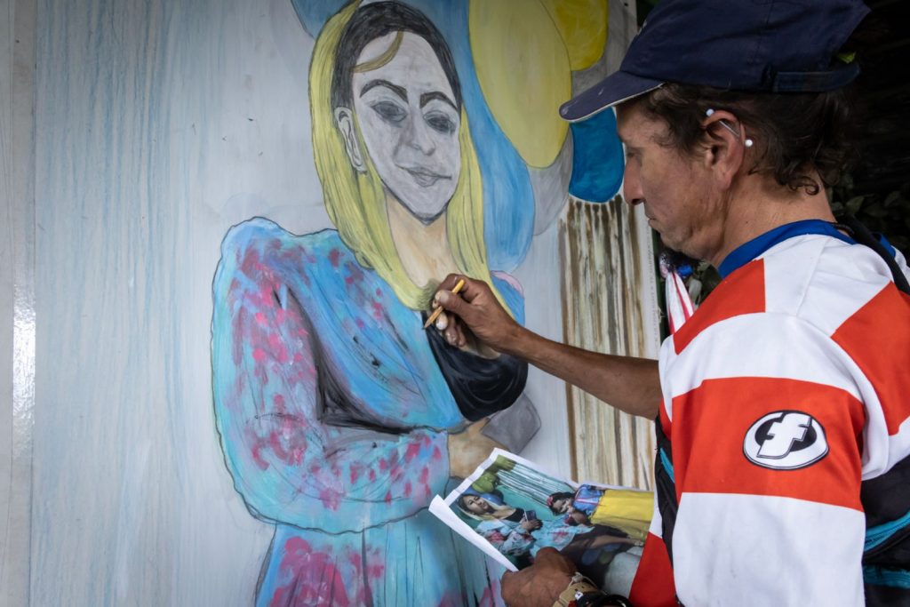 Un amigo de la familia dibuja en una pared la imafgen de Amaly Nicole Rodríguez, de 18 años asesinada por su pareja sentimental un costarricens de 17 años. LA PRENSA/Óscar Navarrete. LA PRENSA. 