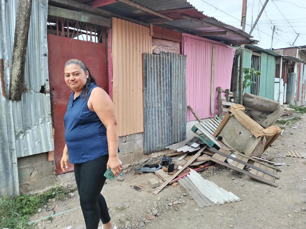 A las espadada de Alendara Martínez, de madre de Amaly Rodriguez aparece la casa color rosado donde fue asesinado su hija. LA PRENSA/ Óscar Navarrete. 