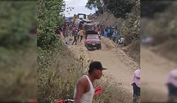 Dos mujeres fallecen por vuelco de camión en un día marcado por tragedias viales