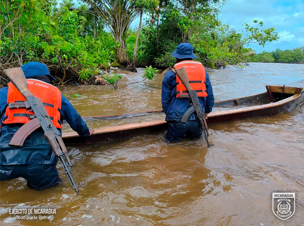 Este el cayuco donde se transportaba la familia la famia que pereció ahogada. LA PREBSA/ Ejército de Nicaragua