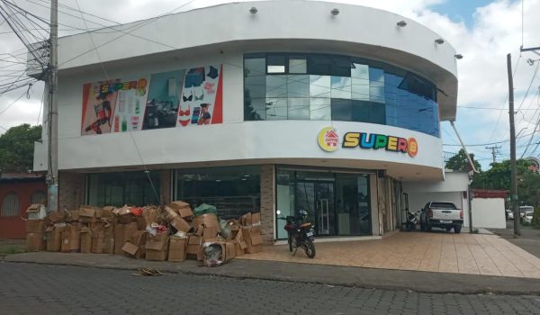 Alcaldía multa a una tienda china por depositar basura en lugar no autorizado