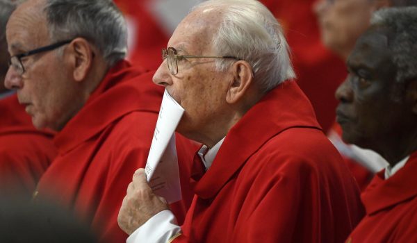 Figuras clave del cónclave: del camarlengo a la voz del ‘Habemus papam’