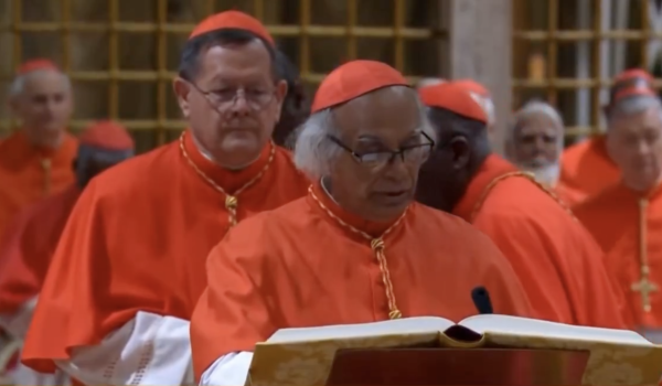 Cardenal Brenes jura ante el Evangelio en el comienzo del cónclave