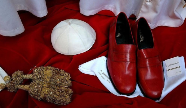 Por qué los Papas usan zapatos rojos y otras curiosidades sobre el máximo líder de la Iglesia católica