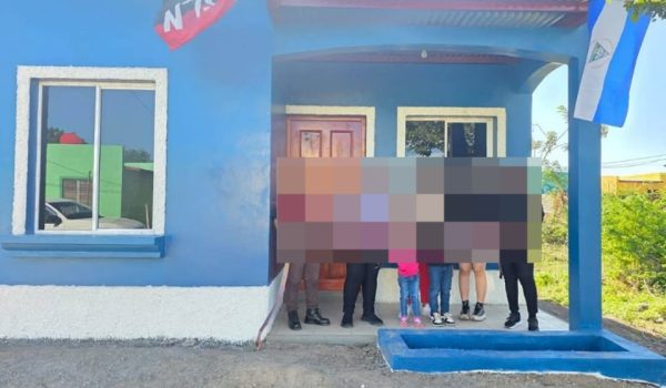 Régimen sandinista impone bandera del FSLN en viviendas de interés social