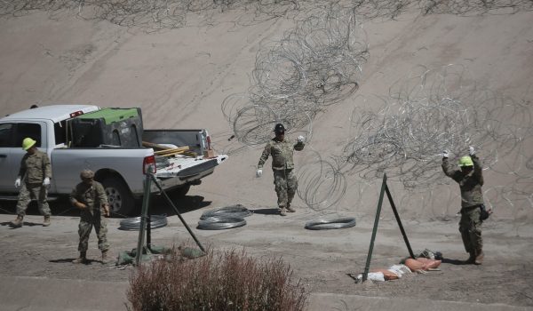 Militarización en frontera México-EE.UU., riesgo para migrantes que los expone a traficantes