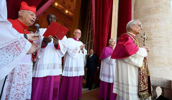 Las vestimentas tradicionales que León XIV recuperó en su presentación como nuevo Papa
