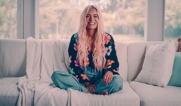 «Es que los latinos no somos gente, ¿o qué?»: el homenaje a la comunidad latina que hace Karol G en su documental de Netflix