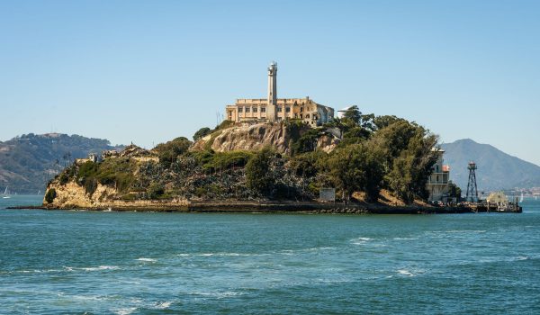 Célebres intentos de fuga, Al Capone y Hollywood: cómo se construyó el mito de la «prisión maldita» de Alcatraz