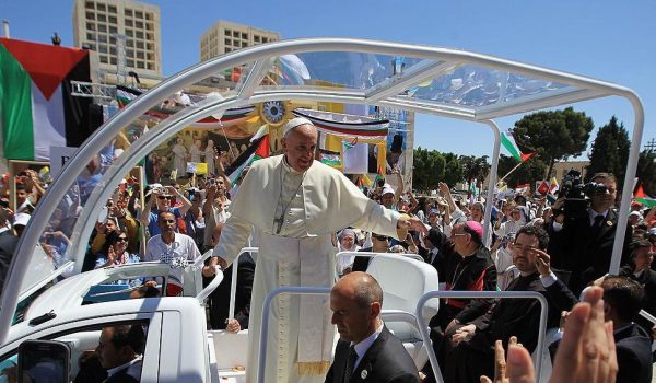 El papamóvil que Francisco usó en Belén se convertirá en una clínica móvil para los niños de Gaza, según el último deseo del pontífice