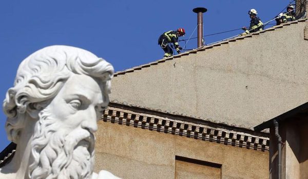 El complejo proceso para crear humo negro o blanco durante el cónclave y por qué el Vaticano no quiere simplificarlo