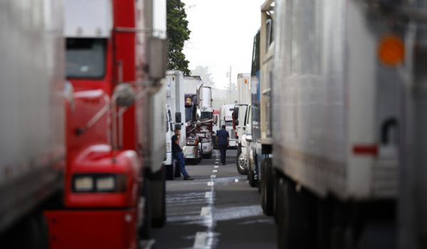 «Estamos peleando pueblo contra pueblo», afirma camionero varado en un bloqueo en Panamá