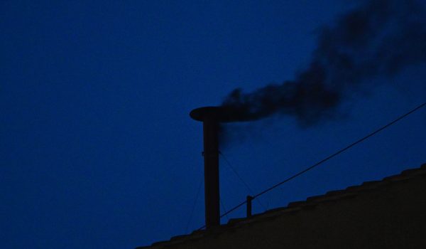 Fumata negra en primera votación para elegir al sucesor de Francisco