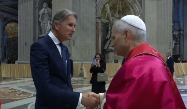 Delegado del régimen asistió a investidura del papa mientras Brenes celebraba misa en Managua