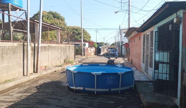 Piscinas plásticas abundan en las calles de Managua