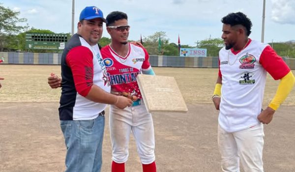 Cristhian Sandoval establece una nueva marca en el beisbol nacional