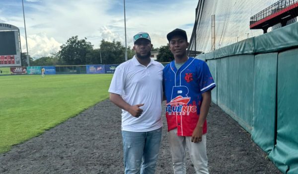 Exclusiva | Nicaragüense firma con Los Padres de San Diego por 20,000 dólares y una beca de estudios