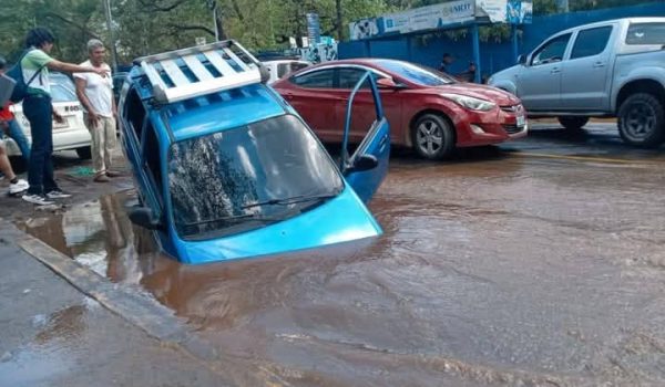 Tubería rota provoca socavón en el sector de la rotonda Universitaria en Managua
