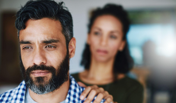 Por qué les afecta tanto a algunos hombres que sus esposas ganen más dinero que ellos