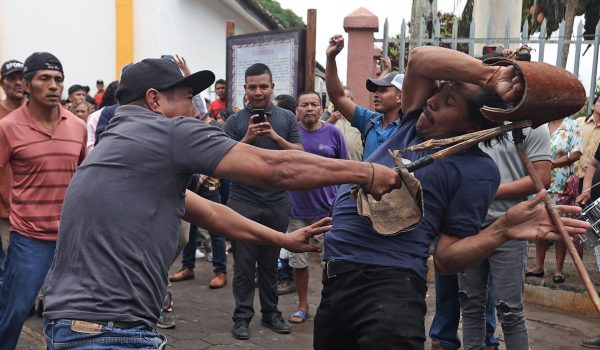 Tradición de ‘Los Chinegros’: devoción y latigazos en San Juan de Oriente, Nicaragua