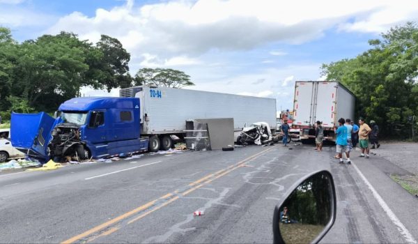 Camioneta queda hecha chatarra tras ser embestida por dos furgones en la cuesta El Coyol