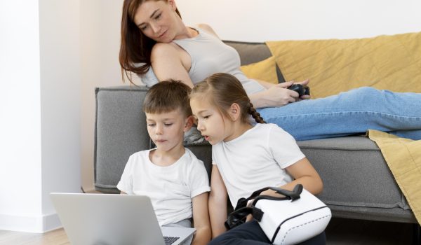 ¿Tus hijos hablan con la IA? Hay 10 cosas que deben saber