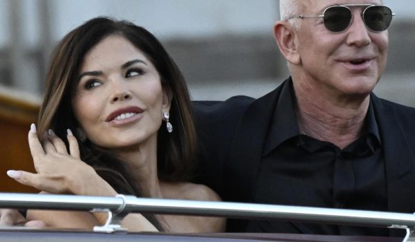 La boda de Bezos terminó con un baile de máscaras, sin Lady Gaga y con protestas