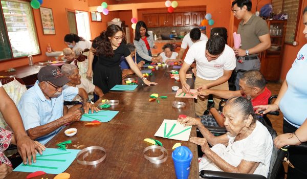 La Red de Voluntarios de Claro Nicaragua apoyan asilo de ancianos
