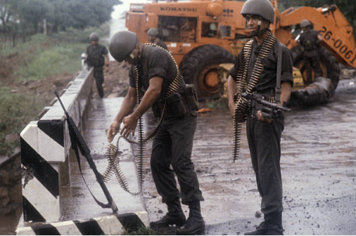 Aspectos diferentes de la guerra civil de 1979 en Nicaragua, entre guerrilleros del FSLN y tropas de la Guardia Nacional.