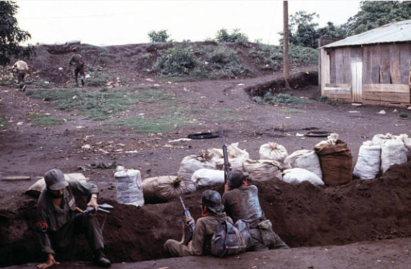 Guerrilleros sandinistas atrincherados en Managua en 1979.  LA PRENSA/ARCHIVO