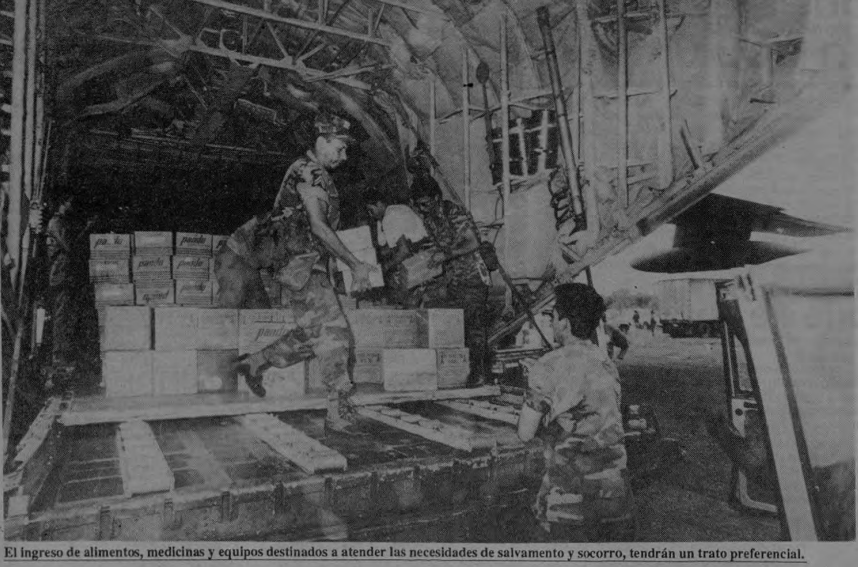Militares sandinistas descargan ayuda humanitaria previo a la distribución a la comunidad damnificada por el terremoto de 1991 en Costa Rica. LA PRENSA/TOMADO DE LA REPÚBLICA