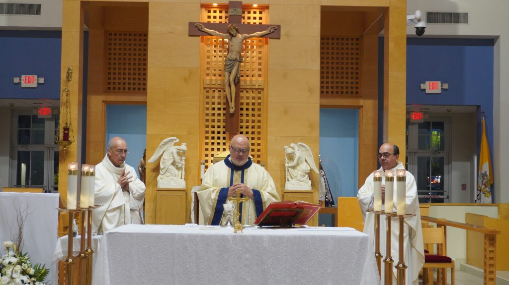 Padre Marcos Somarriba junto a sacerdotes Edwin Román y Juan De Dios García en Miami. Foto: LA PRENSA