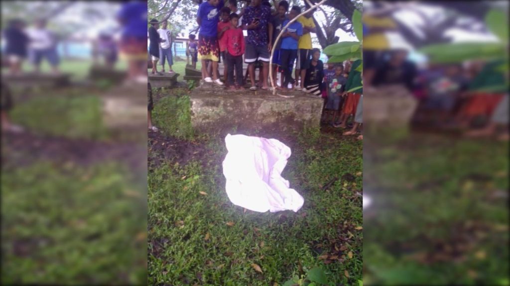 El torso de la víctima fue cubierto con una sábana por vecinos del lugar. Foto: Noticias de Bluefields