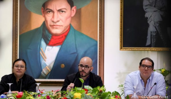 Daniel Edmundo (centro) y Maurice Ortega Murillo (derecha) en intercambios con periodistas chinos el 10 de septiembre de 2024. Foto/ Presidencia. Daniel Edmundo (center) and Maurice Ortega Murillo (right) in exchanges with Chinese journalists on September 10, 2024. Photo/ Presidency.