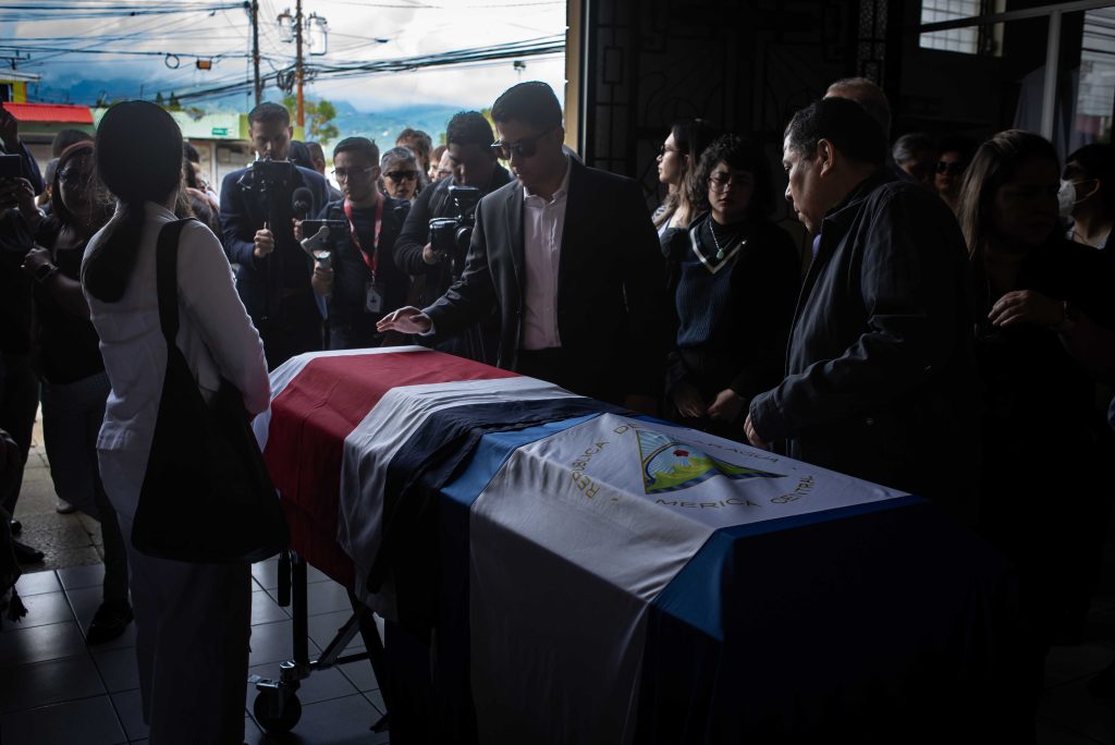 Sepelio del mayor en retiro del ejército sandinista, Roberto Samcam, en San José, Costa Rica. LA PRENSA/O. NAVARRETE