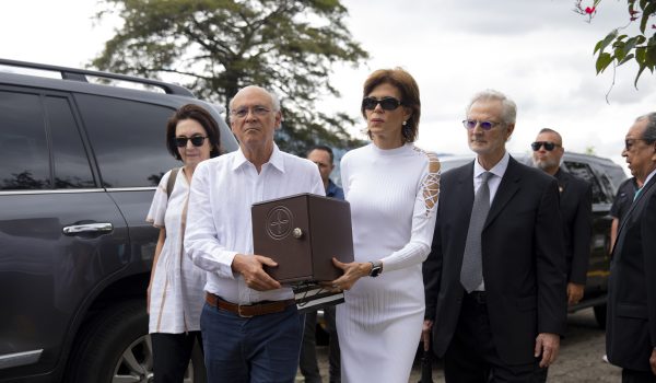 Expresidenta Violeta Barrios de Chamorro recibe sepultura en Costa Rica, con promesa de regreso a Nicaragua