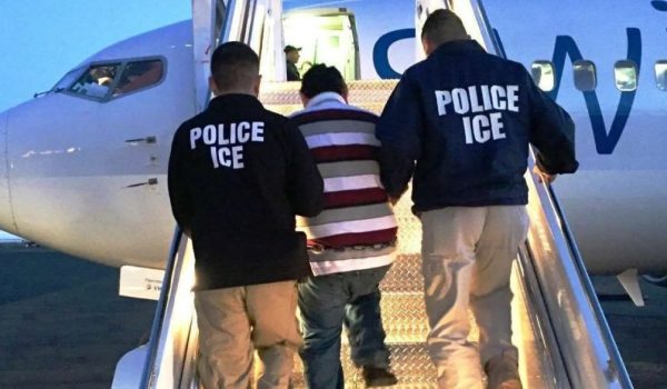“Hay personas esperando su cita con el juez que no aguantan el encierro. Terminan firmando la deportación voluntaria solo para salir de ahí”, relató. Foto referencia. LA PRENSA/ICE