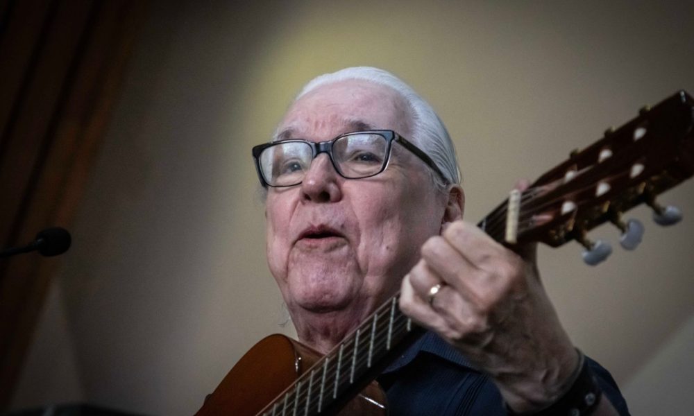 Como cierre de la ceremonia, el cantautor nicaragüense Luis Enrique Mejía Godoy ofreció un homenaje musical, interpretando un tema dedicado a doña Violeta: “mujer de carne y hueso”. Foto: LA PRENSA