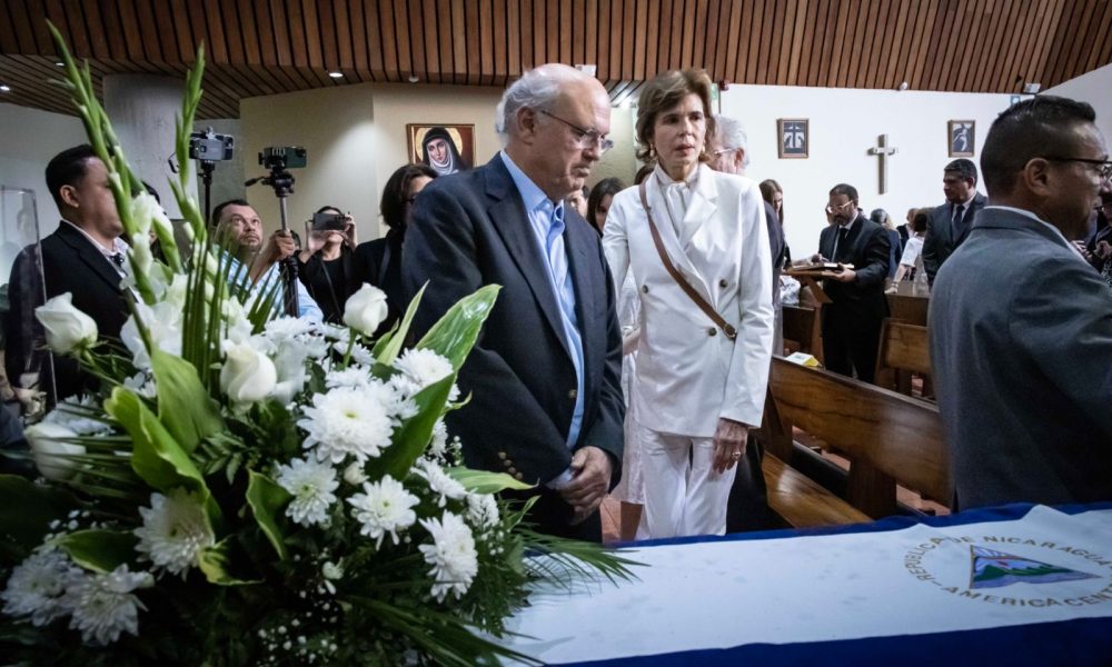“Doña Violeta vivirá eternamente en el corazón de Dios, a quien amó y en quien confió siempre. Su nombre está inscrito en la historia de Nicaragua como una mujer admirable y valiente”, expresó el sacerdote español Rafael Aragón, expulsado por la dictadura. Foto: Óscar Navarrete/LA PRENSA