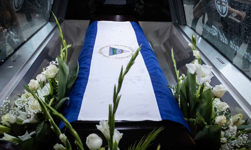 El féretro de doña Violeta, cubierto con la bandera azul y blanco de Nicaragua. Foto: Óscar Navarrete/LA PRENSA