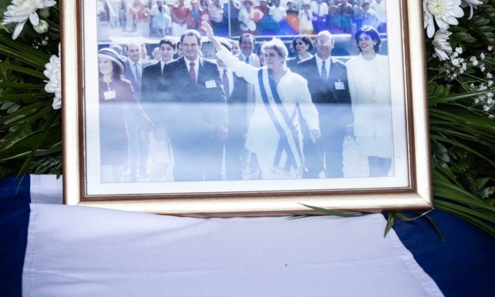 Familiares, amigos, exiliados nicaragüenses, diplomáticos y expresidentes costarricenses le dieron el último adiós a Violeta Barrios de Chamorro, primera mujer en ser presidenta en América Latina. Foto: Óscar Navarrete/LA PRENSA