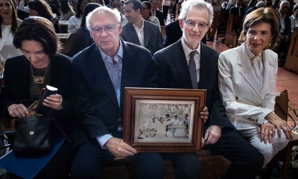 Carlos Fernando y Cristiana Chamorro Barrios, dos de los cuatro hijos de la exmandataria, fueron los encargados de representar a la familia en el acto, ya que Claudia Lucía y Pedro Joaquín no pudieron asistir por encontrarse en el exilio en Estados Unidos. Foto: LA PRENSA