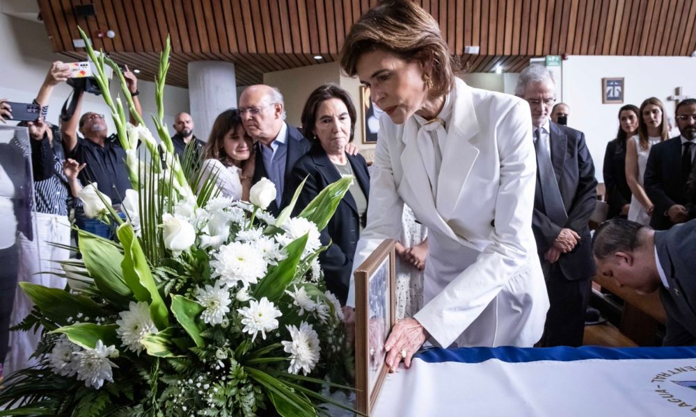 Cristiana Chamorro prometió a su madre: “Misión cumplida. Te devolveremos a Nicaragua cuando vuelva a ser República. Te llevaremos a casa cuando podamos honrarte en libertad”. Foto: Óscar Navarrete/LA PRENSA