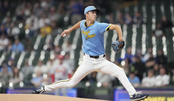Fenomenal prospecto de Milwaukee registra el mejor arranque para un pitcher en más de un siglo